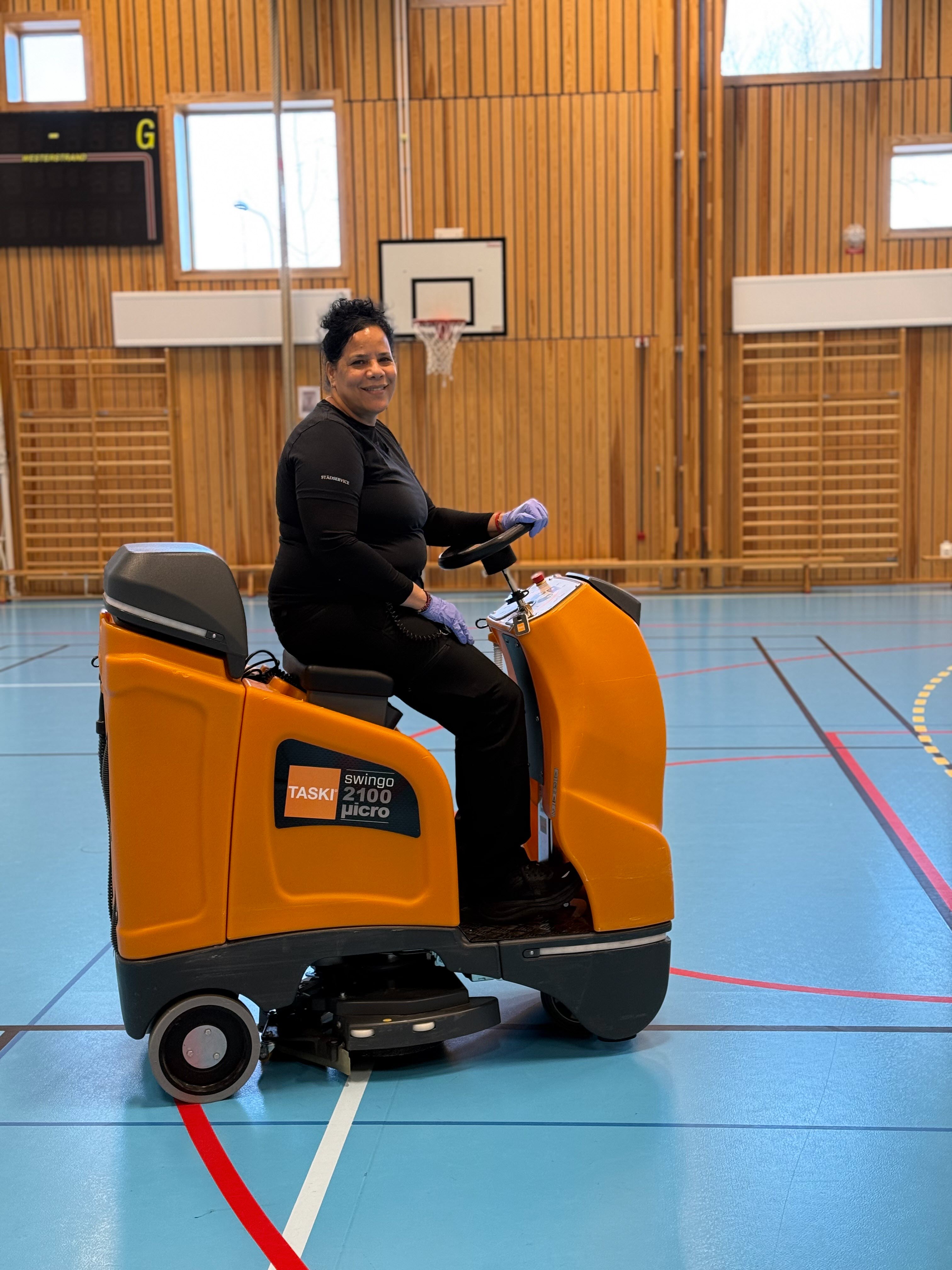 Porträtt av Odalis på den stora städmaskinen