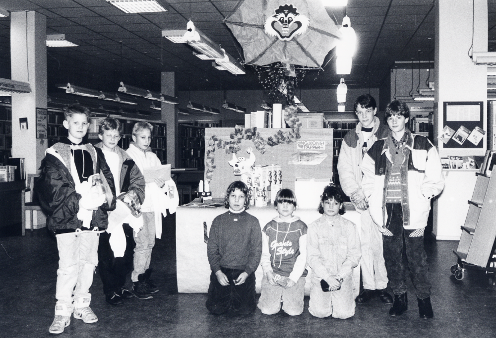 Ung konst i papper.  Tävling för elever i mellanstadiet där ett konstverks skall tillverkas av papper eller kartong.  Arbetet inleds höstterminen 1990, vinnarna koras våren 1991.  Första pris är en klassresa till London.   Vinnare blev en mellanstadieklass i Karbyskolan med en kossa tillverkad av mjölkkartongen.  Priset delades ut av konstföreningens ordförande Jane Schultzberg.