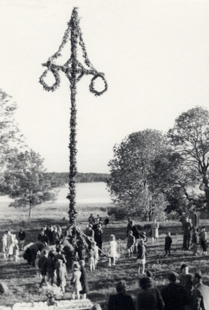 Initiativtagare till  midsommarfesten  vid  Kyrkängen  var kyrkoherde  Sven Vängby  Midsommarstången restes på kullen söder om  Vallentuna kyrka  Först dansade och lekte barn och vuxna runt stången, sedan avslutades festen i kyrkan. På senare år har midsommarfestandet arrangerats av Valllentuna hembygdsförening