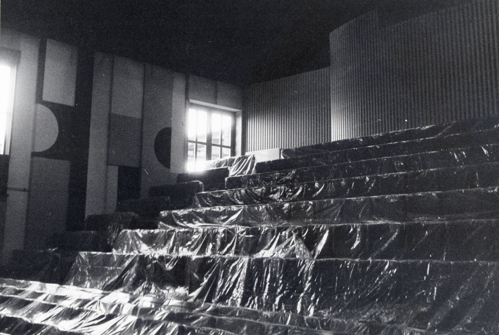Vallentuna teater strax före invigningen i oktober 1986. Stolarna är täckta med plast. Teatern används som aula och skrivsal för Vallentuna gymnasium och är tillbyggd söder om Vallentuna gymnasium, f d Tellus Maskins fabrikslokaler.