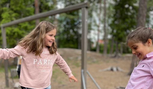 Elver leker på skolgård