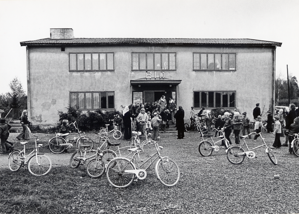 Centrumbiografen  vid  Banvägen  Många  cyklar  står parkerade på planen utanför biografen. Huset byggdes 1938. Den 10 mars 2013 gavs den sista föreställningen. Filmen Små citroner gula drog 41 besökare.