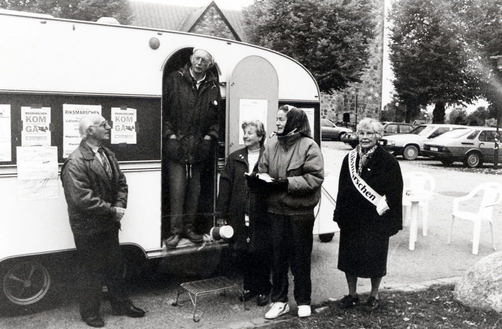 I Riksmarschen för cancerfonden deltog medlemmar i flera av Vallentunas föreningar som funktionärer och presenterade samtidigt delar av sin verksamhet.  Vid Vallentuna kyrka fanns en husvagn med funktionärer från pensionärsföreningen KOM.  Fr v står Gunnar Oscarsson, Åke Carlestam. Eva Kristiansson, Gudrun Aler och okänd