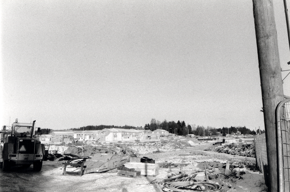 Nedanför Västanberga gård byggs ett nytt bostadsområde som får adresserna Östergården och Västergården.  Över taken på de ännu ej färdiga husen syns Västanberga gård.  Det vita huset t h är Foderby gård