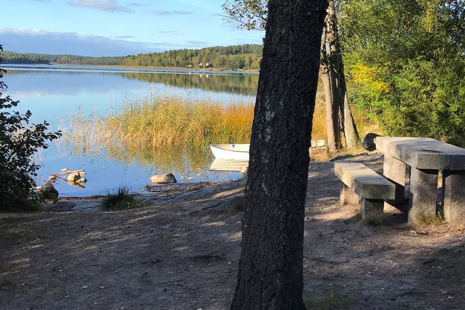 arkils tingstad vid en strand med stenbänkar