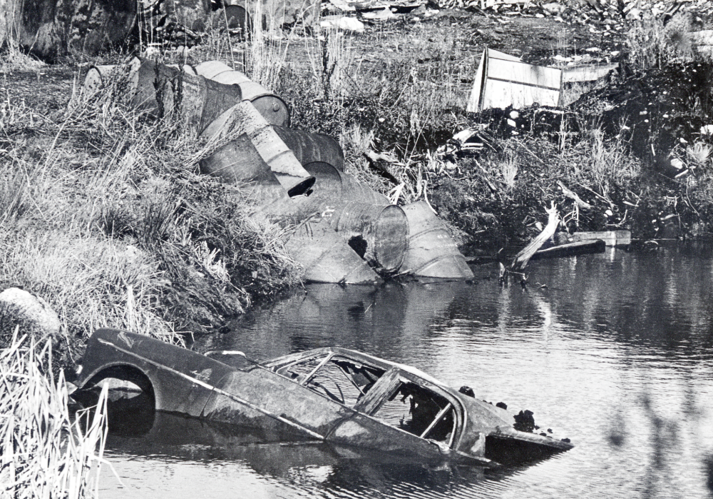 Miljöförstöring  gamla bilar, oljefat och annat skräp i naturen. Bilden är från Vallentunas ytterområde.  Okvistatippen  ligger nära Okvista gård