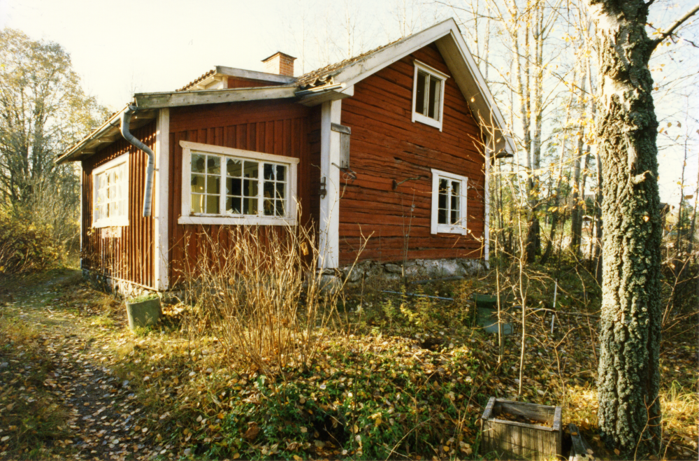 Torpet Bällstalund i södra Vallentuna strax före rivningen. Torpet låg mellan Stockholmsvägen och Bällstalundsvägen på norra sidan om infarten till Tallåsvägen.