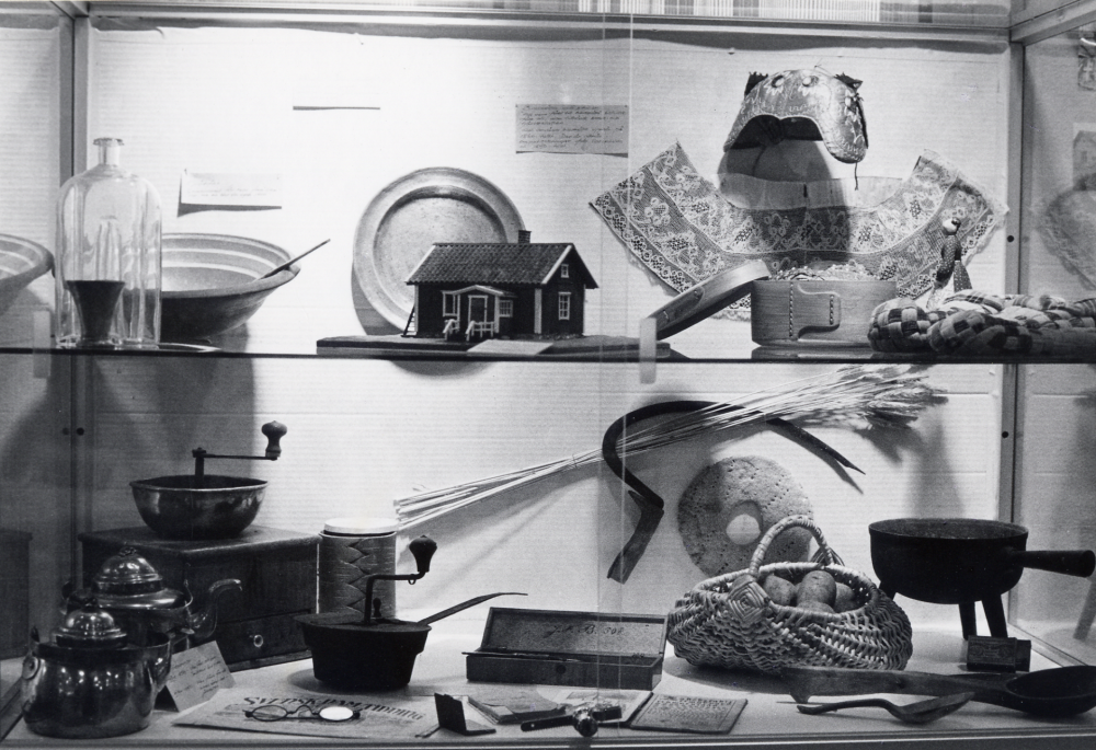 Några torp och gårdar i Vallentuna  glimtar från de fem  hembygdsföreningarnas   torpinventeringar  och annan liknande forskning. Utställningen pågick i  Vallentunasalen  1 - 31 oktober 1984. Här visas en monter med gamla redskap och saker som använts i hushållet samt modell av en torpstuga tillverkad av  Svante Berg