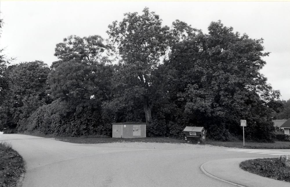 Korsningen Ormstavägen och Tegelvägen .  Här låg tidigare Ormsta gård, vårdträden  som en gång omgav gården finns kvar.  Ormsta gård revs i slutet av 1940-talet.  Bland träden finns ännu stenmurar kvar.  På 1950-talet byggdes enfamiljshus  på marken nära den forna gården.  Husens adress är Granitvägen och Marmorvägen