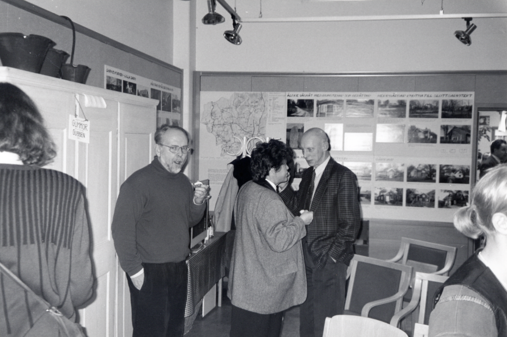 Kulturmiljön som tillgång - seminarium i Vallentunasalen.  Under kaffepausen samtalar bl a kommunalrådet Birgitta Almlöf och ekonomichefen Ove Olsson med varandra i bildens mitt