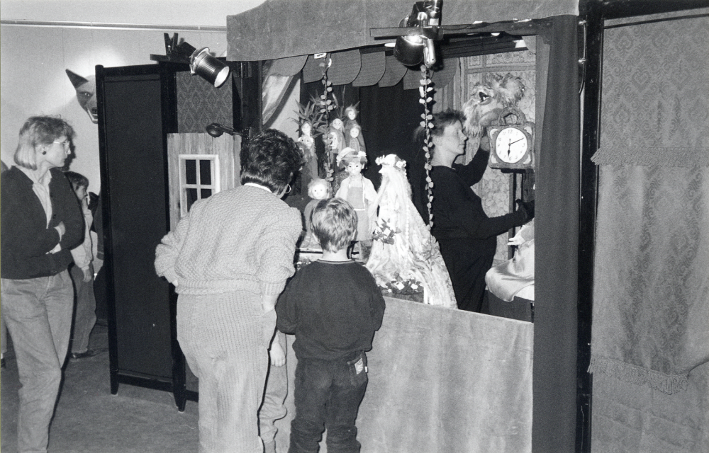 Barn från fritidshem i Vallentuna har sett dockteater Pelikans föreställning "Det otroligaste"och tittar på Arne Högsanders marionettdockor efter föreställningen