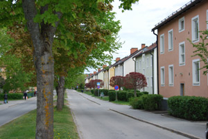 Bilväg med hus på höger sida