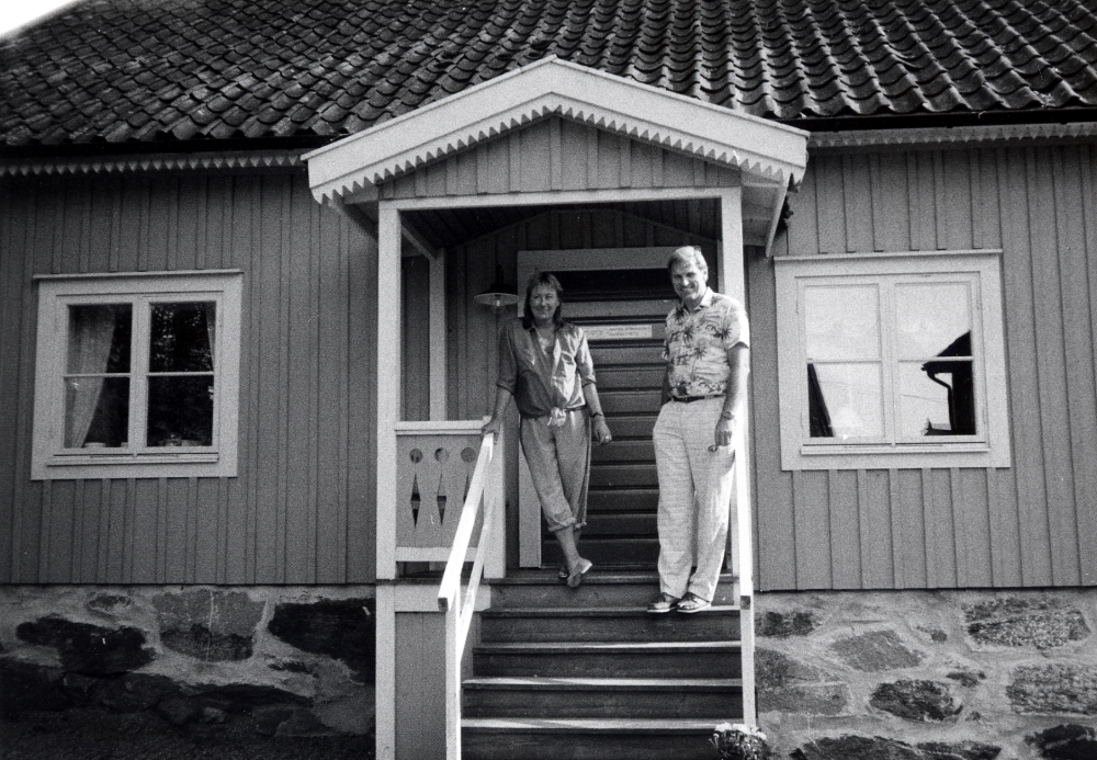 På trappan vid norra flygeln på Åbyholms gård står ägarna Ann och Anders Fröderberg. De har restaurerat gårdens huvudbyggnad och flyglar. Foto från hembygdsdag med Öppet hus under byggnadsåret