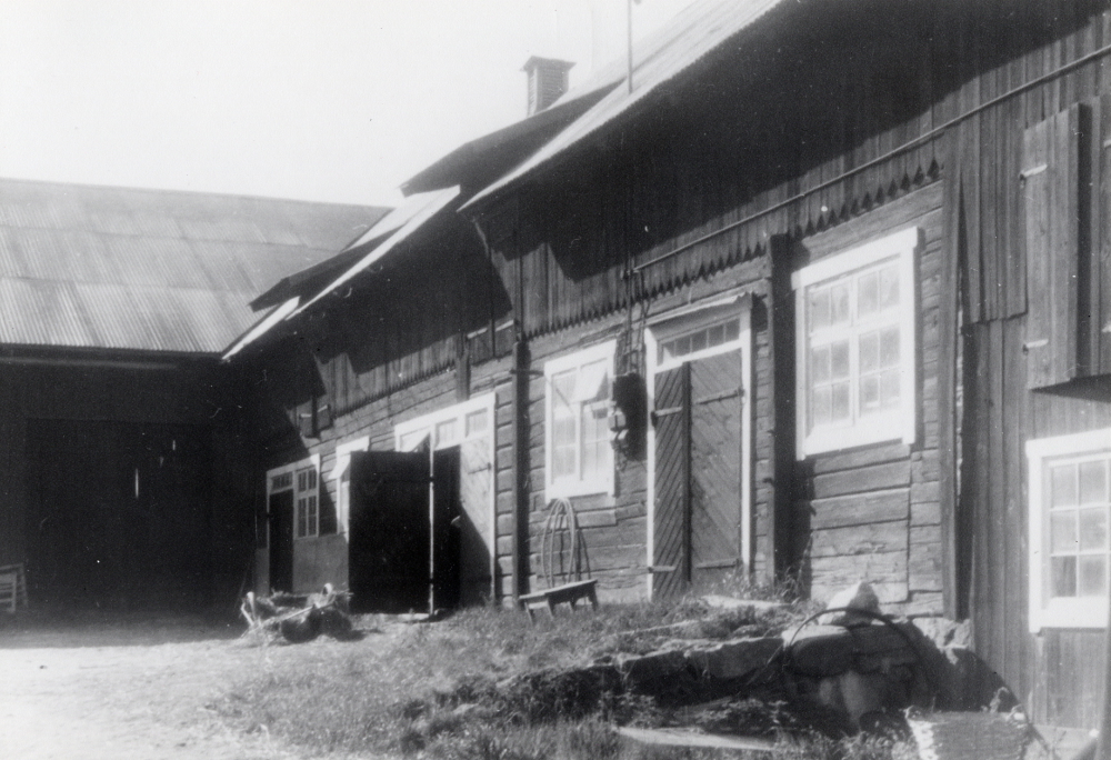 Väsby gård i Vallentuna i slutet av 1960-talet. Här syns ladugården