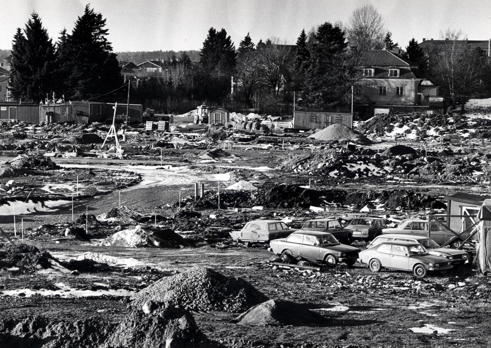 Åby gärde  bebyggs.  Det äldre huset i bakgrunden t h tillhörde tegelfabrikör  C J Gustafsson  som grundade och drev  Åby tegelbruk