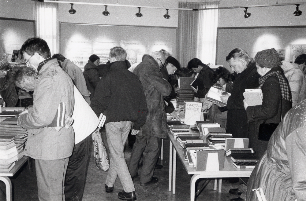 Vallentuna bibliotek säljer gamla biblioteksböcker i Vallentunasalen