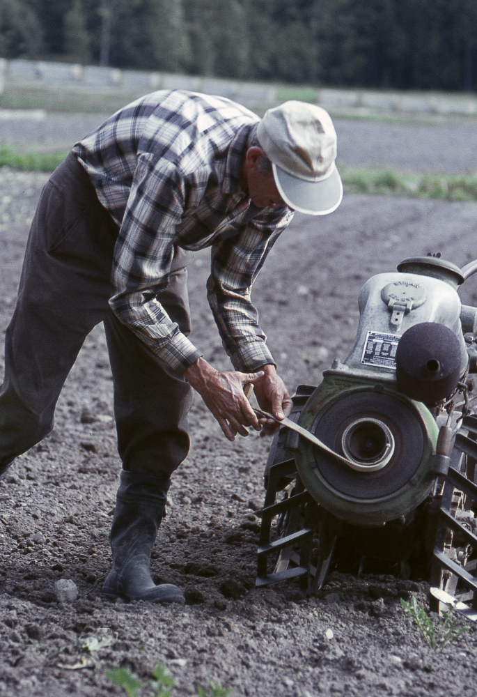 John Rundqvist med jordfräsen Simar.  
John och Svea Rundqvist flyttade från Hässelby 1942 och köpte Ensta gård i Ormsta. Där bedrev de grönsaksodling fram till 1972 då området bebyggdes. 