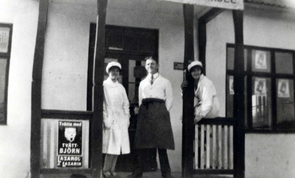 Hemmansägare Albin Nordström från Mörby gård byggde affären 1924, nuvarande adress Mörbyvägen 31. Hans barn Axie Nordström, Anna Nordström och Jonas Nordström hyrde huset och startade Nordströms mjölk- speceri- och diversehandel. 1953 köpte syskonen affären och byggde om från manuell betjäning till snabbköp. Under 1960-talet upphörde affärsverksamheten. 1971 hyrdes lokalen ut till TV- och radioaffär under ledning av K V Pettersson. 1976 köpte Kent Leimer rörelsen och drev Tuna-El. 1 maj 1975 köptes huset av Britt-Mari Wickström som tidvis haft prylbod i lokalen. Våren 1989 har ett gatukök öppnat i bottenvåningen. På bilden står på trappan fr v Axie Nordström, Jonas Nordström och Anna Nordström. Se: Lanthandlare i vallentunasocknarna vid Roslagsbanan