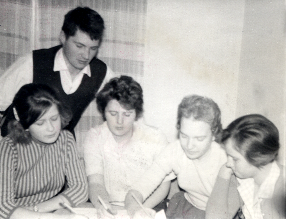Studiecirkelmötei Markim - Orkesta 4 H-förening.  4 H står för huvud, hjärta, hand och hälsa.  Vid bordet sitter fr v Birgitta Eriksson gift Lundvall,  Anita Johansson gift Forsberg, Alfhild Nordström gift Hög,  Ann-Charlotte Johansson.  Stående Börje Johansson.