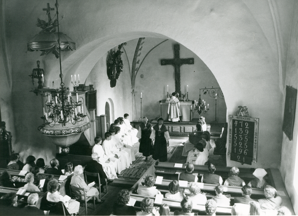 Konfirmation i Össeby-Garns kyrka. Kyrkoherde Inga-Britt Lindell. Foto och uppgifter: Fredrik Andersson.