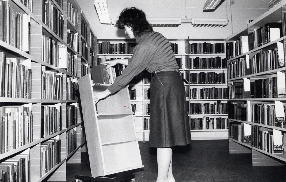 Maritha Olofsson  sätter upp böcker i  Vallentuna bibliotek