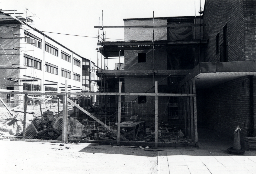 Gamla Konsumhuset byggs om med en utbyggnad på västra entrésidan som byggs samman med det nya Domusvaruhuset.  T v är snart det nya förvaltningshuset Tärningen färdigt.