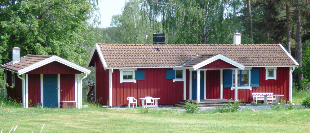 Fritidshuset Sjöbacken 3:1 vid Svista, byggdes i mitten av 1930-talet av journalistparet Martin Rogberg och Britta Stenström-Rogberg. 1947 sålde de huset till journalisten Barbro Alving, Bang. Hon har beskrivit livet här vid Svista i många kåserier och byggnaden har då alltid kallats ”torpet”. Idag kallar därför ingen i trakten huset annat än just Torpet.

Bangs kåserier finns tryckta i boken ”Sol över torpet”, Folket i Bilds förlag, Stockholm 1963. Tiden före Bangs övertagande har beskrivits i en bok av Martin Rogberg, ”Livet på sex tunnland”, AB Skoglunds bokförlag, Stockholm 1941. I boken finns också ett stort antal teckningar av Britta Stenström-Rogberg. Dessutom har Rogberg skrivit några kapitel som handlar om livet nere vid Brottby torg, bland annat om den gamla och den nya affären.
