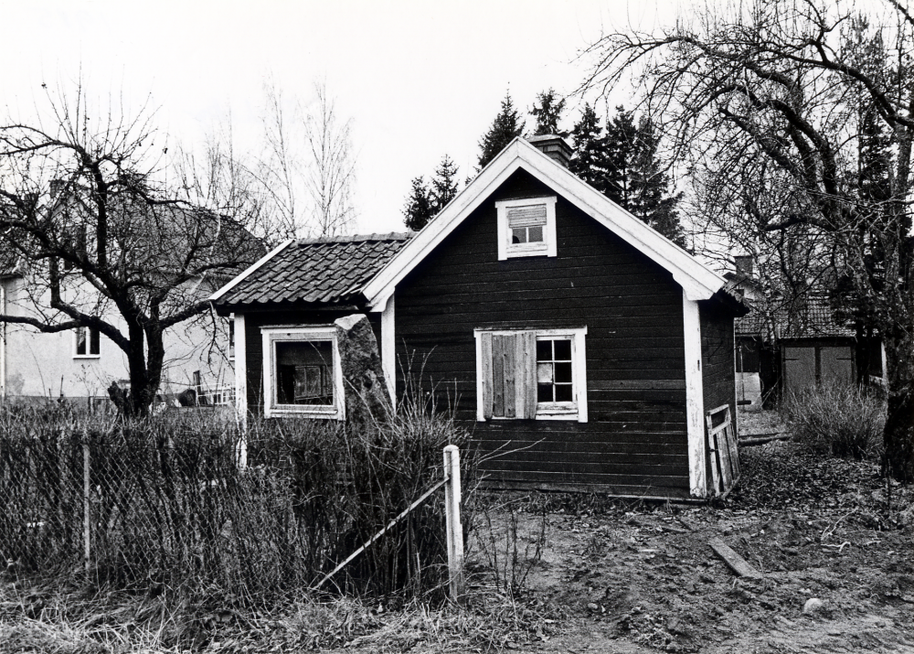 Sommarvägen 25 i Vallentuna med fastighetsbeteckning Rickeby 1:163. Huset byggdes 1923 och de första ägarna var Volrat och Anna Fryckstedt. Huset kallades Frycksdalen. Sommarvägen hette först Östra Dalvägen. På tomten fanns även denna gäststuga. Rivet hösten 1985 inför nybyggnation av flerfamiljshus