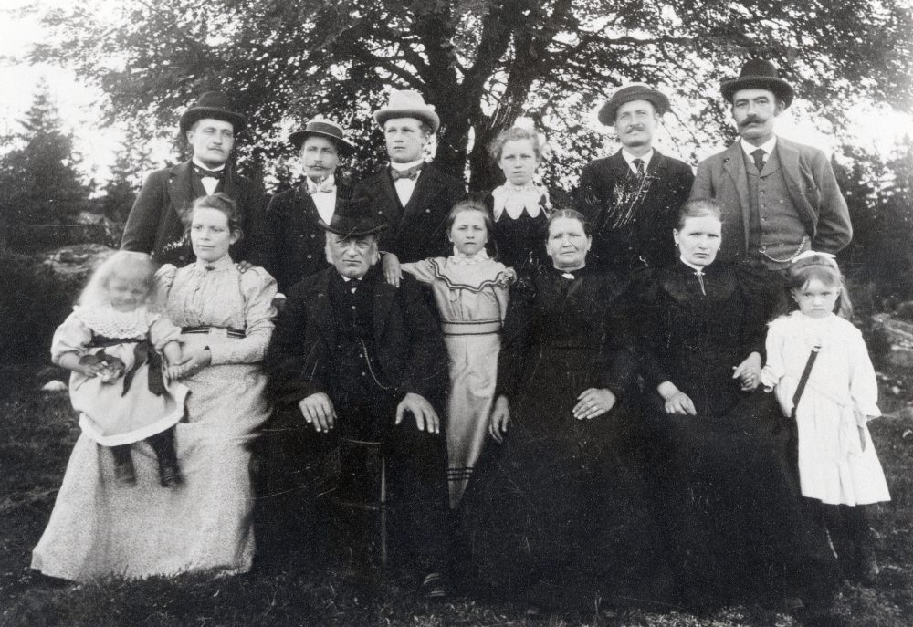 Familjen Lindström vid Västanberga gård i Vallentuna.  Bakre raden står fr v nr 1 Ferdinand Lindström, nr 5 Gustav Lindström. Sittande fr v är Edla Lindström med dottern Edit i knäet, Carl-Gustaf  Lindström född 1836, okänd, Ulrika Lindström född 1850 , Lotten Lindström och ev Helga.  Övriga personer är okända.  Ulrika bodde med sin 14 år äldre make Carl-Gustaf på Vestanberga från 185 till ungefär 1927.  Paret är Edit Lindströms farmor och farfar