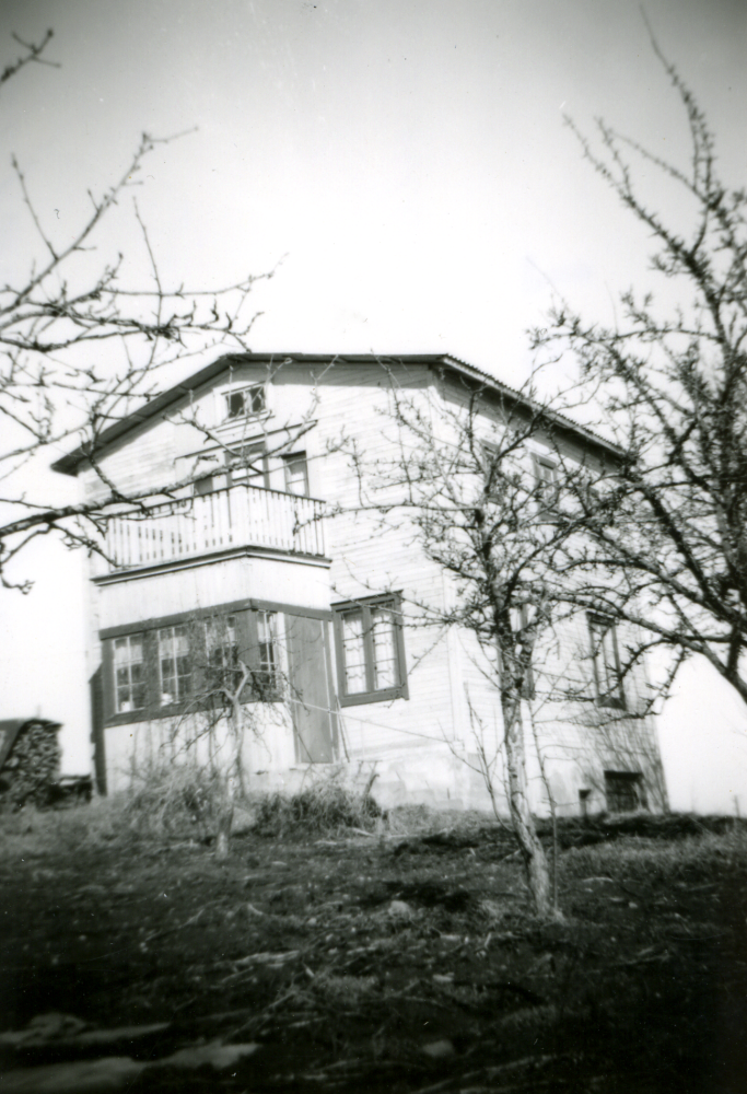 Axelsberg ligger mittemot Angarns kyrka på berget vid klockstapeln.  Axel Theodor Axén, född Magnusson 1872, bodde i huset. Han kunde inte skriva utan använde bomärke i stället för att skriva sitt namn.  Här är huset ombyggt, det hade tidigare ett särpräglat utseende