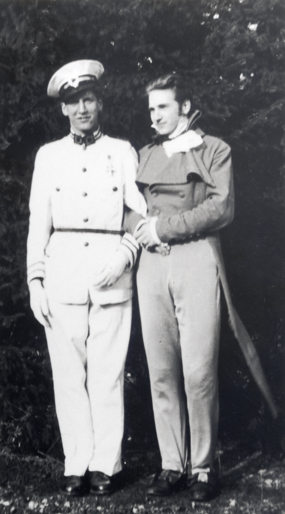 Bröderna Åke t v och Börje Kant, söner till läraren och kantorn Wilhelm Kant, deltar i en  maskeraddans i Markims församlingshus, arrangerad av SLU, Svenska landsbygdens ungdomsförbund