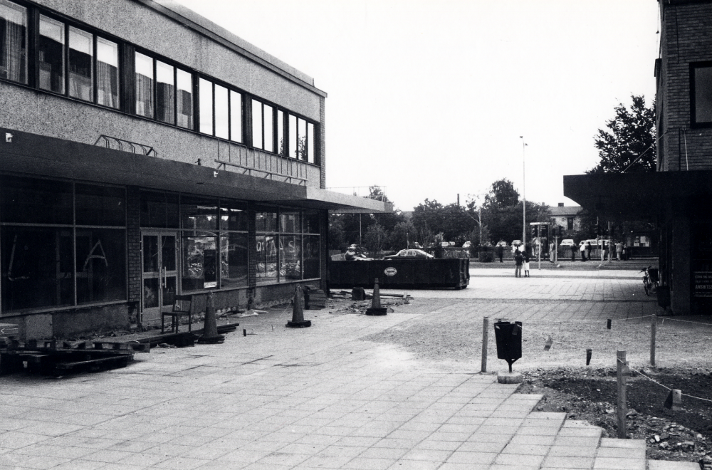 Gamla Konsumhuset byggs om för att ge plats för flera olika affärer. Här är nytt glas och ny entrédörr insatt
