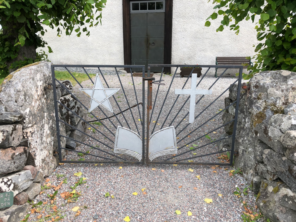 Grind till kyrkogården vid Vada kyrka.