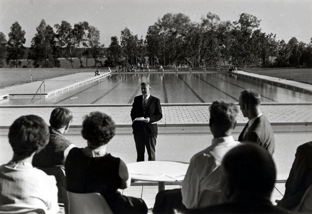 Kvarnbadet – friluftsbad med 3 bassänger vid Väsby kvarn och ovanför Kyrkviken i Vallentunasjön Kommunalrådet Ingvar Lidskog talar vid invigningen den 10 juni 1970. I bakgrunden syns den stora 50-metersbassängen och t v skymtar Kyrkvikens vatten.