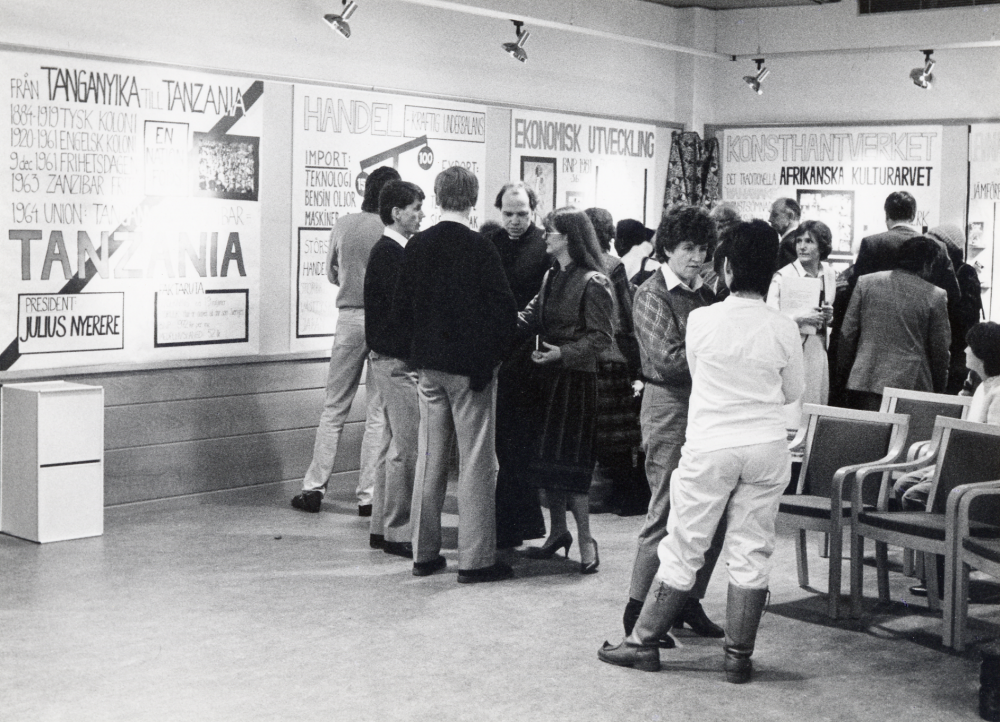Tanzania-utställning i Vallentunasalen pågick 16 februari till 2 mars 1985.  Arrangör var Vallentuna församling. I bildens mitt står prästen Gunnar Lundgren och t h om honom i randig kjol Brita T Norman från pastorsexpeditionen