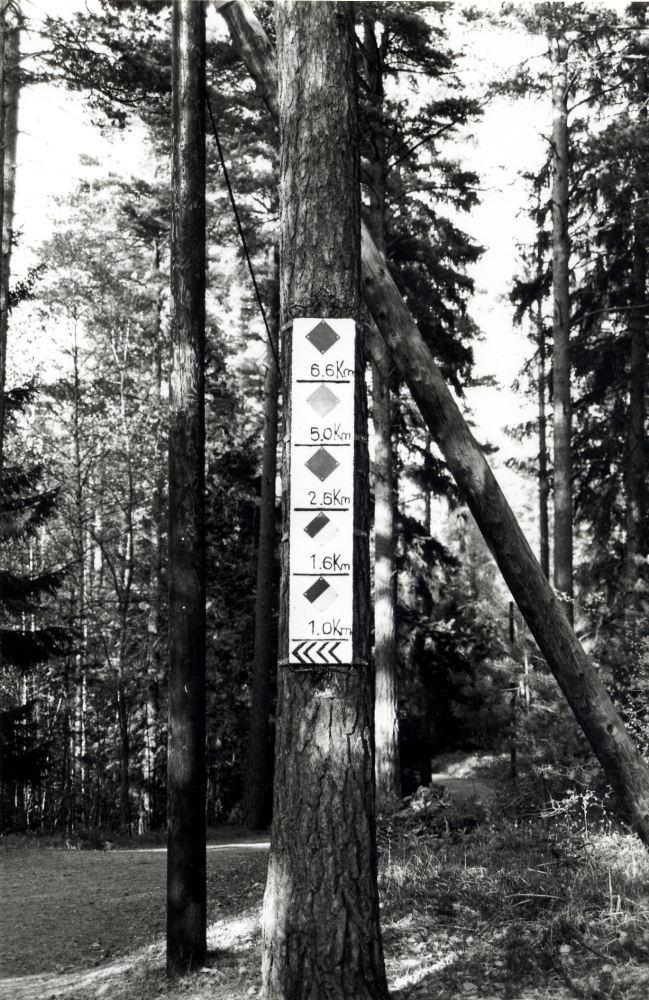 Avståndstavla , nyuppsatt våren 1996, vid motionspåret på Vallentuna IP