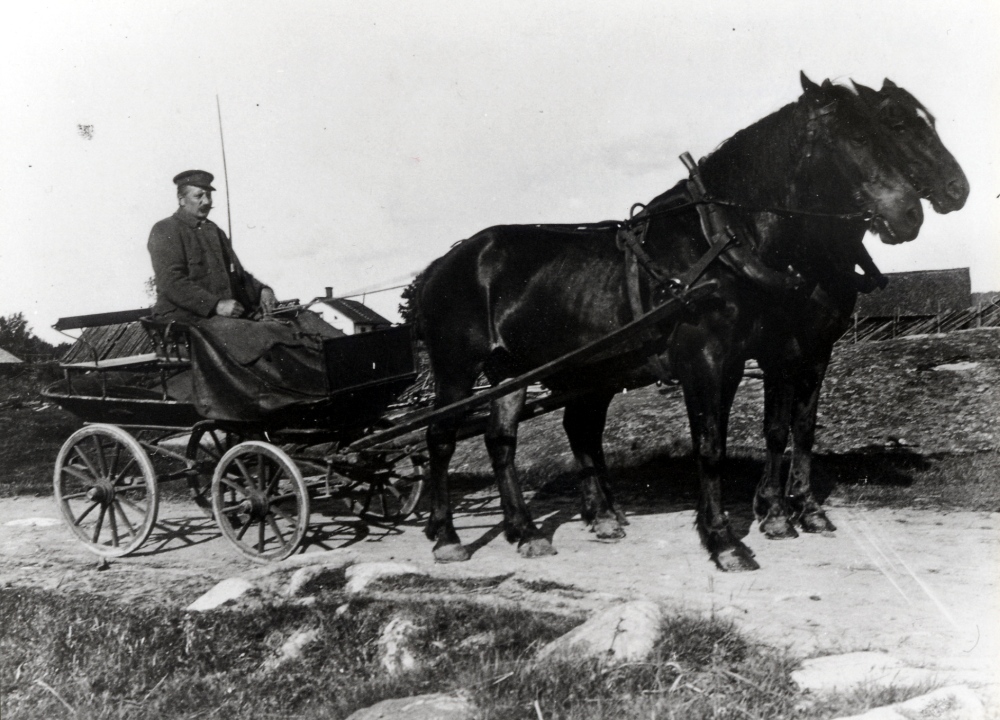Karl Singman med häst och vagn vid Väsby storgård i Össeby-Garn