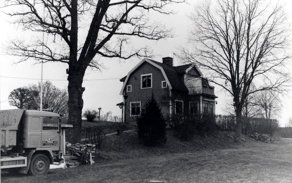 Hörneborg vid Trädgårdsvägen och vägen från Vallentuna i Lindholmen