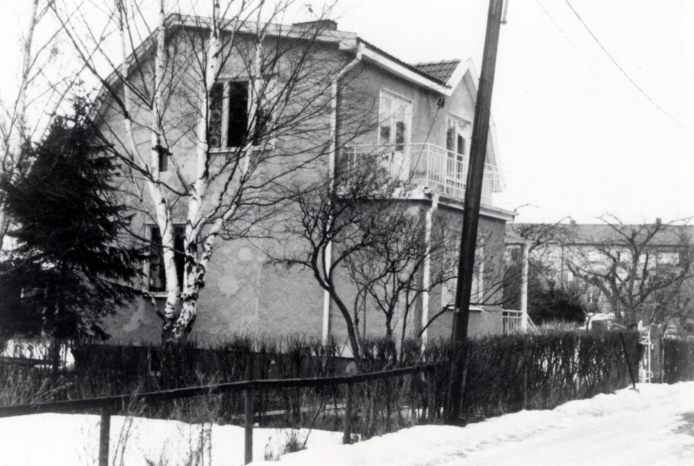 Sommarvägen 25 i Vallentuna med fastighetsbeteckning Rickeby 1:163. Huset byggdes 1923 och första ägare var Volrat och Anna Fryckstedt. Huset kallades Frycksdalen. Sommarvägen hette tidigare Östra Dalvägen. Huset revs hösten 1985 inför byggstart av flerfamiljshus med bl a servicelägenheter. Sedan kommunen köpt husen i området i slutet av 1960-talet hade bl a Finska föreningen sina lokaler i huset