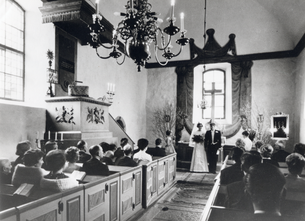 Vigsel i Angarns kyrka. Brudparet heter Agneta Jansson och Bo Karlén