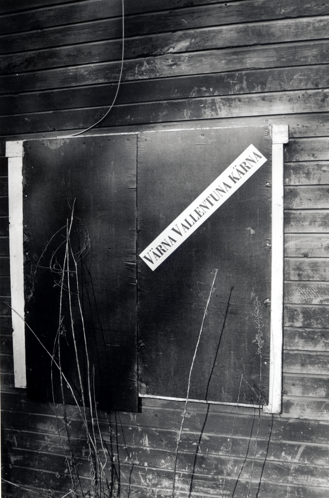 Uthus vid Olofshov, Mörbyvägen 5.  Aktionsgruppen Värna Vallentuna Kärna kämpade förgäves för att de s k trädgårdskvarteren i centrala Vallentuna skulle bevaras och visa på den villastadsbebyggelse Vallentuna en gång hade