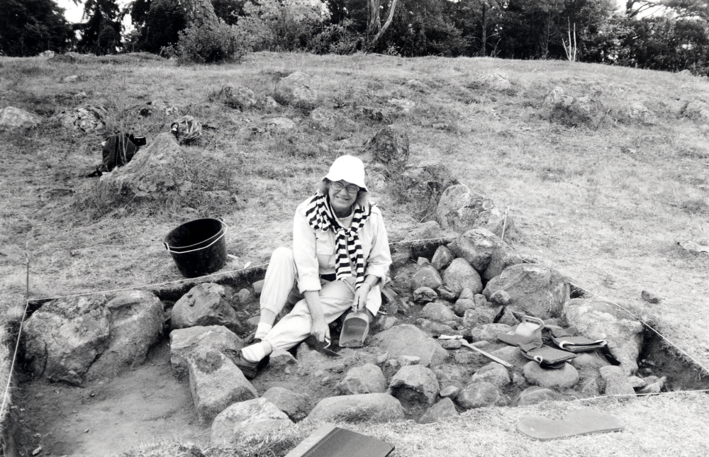 Nordiskt amatörarkeologiskt utgrävningsläger i Granby 3-29 juli – ett samarbetsprojekt mellan hembygdsföreningarna i Vallentuna, Riksantikvarieämbetet och Folkhögskolan på Biskops-Arnö. Varje vecka kom nya deltagare. En av deltagarna var Margareta Karlsson från Vallentuna