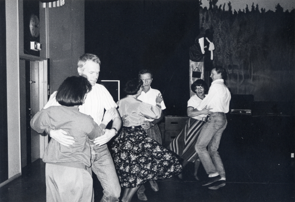 Under  Folkmusik och dansåret 1990  arrangerades bl a i  Vallentuna teater   hamboskola
