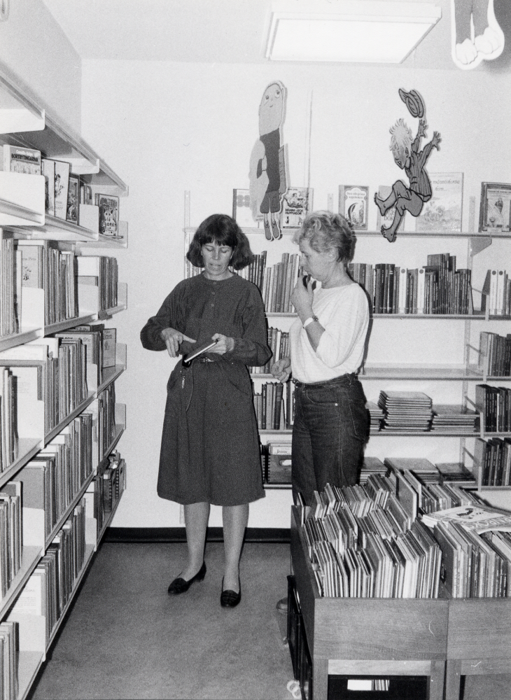 Barnbibliotekarie Lena Lundgren och filialföreståndare Gunvor Svensson tittar på barnavdelningen i Karby bibliotek efter reparationen sommaren 1987
