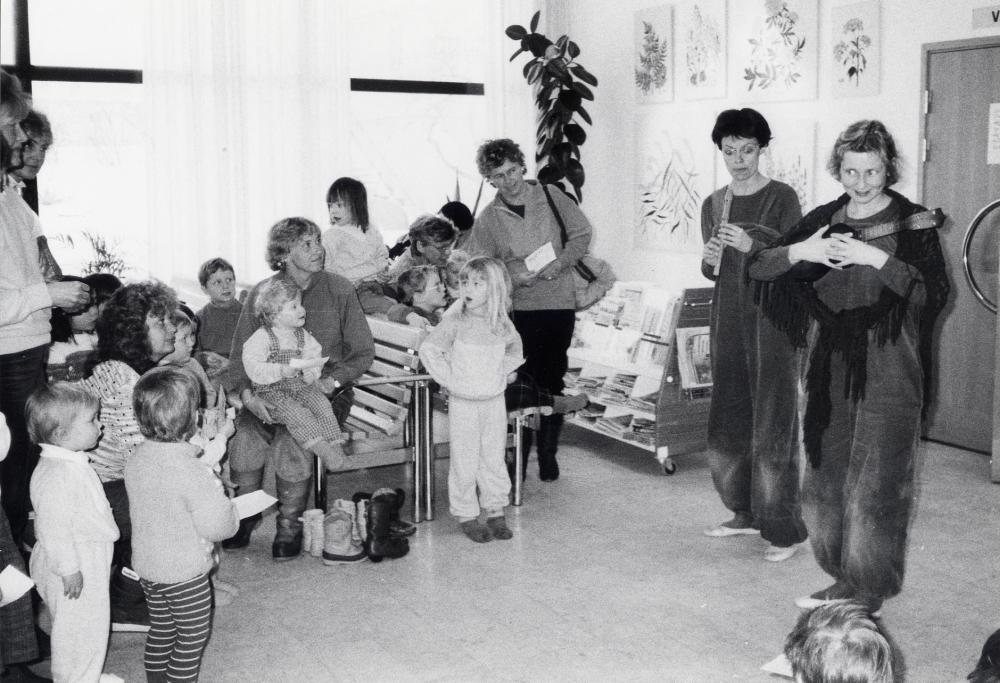 Mitt-i-prickteatern gör en extra föreställning för dagisbarn i Vallentunasalen.  Här träffar barnen aktörerna i foajén