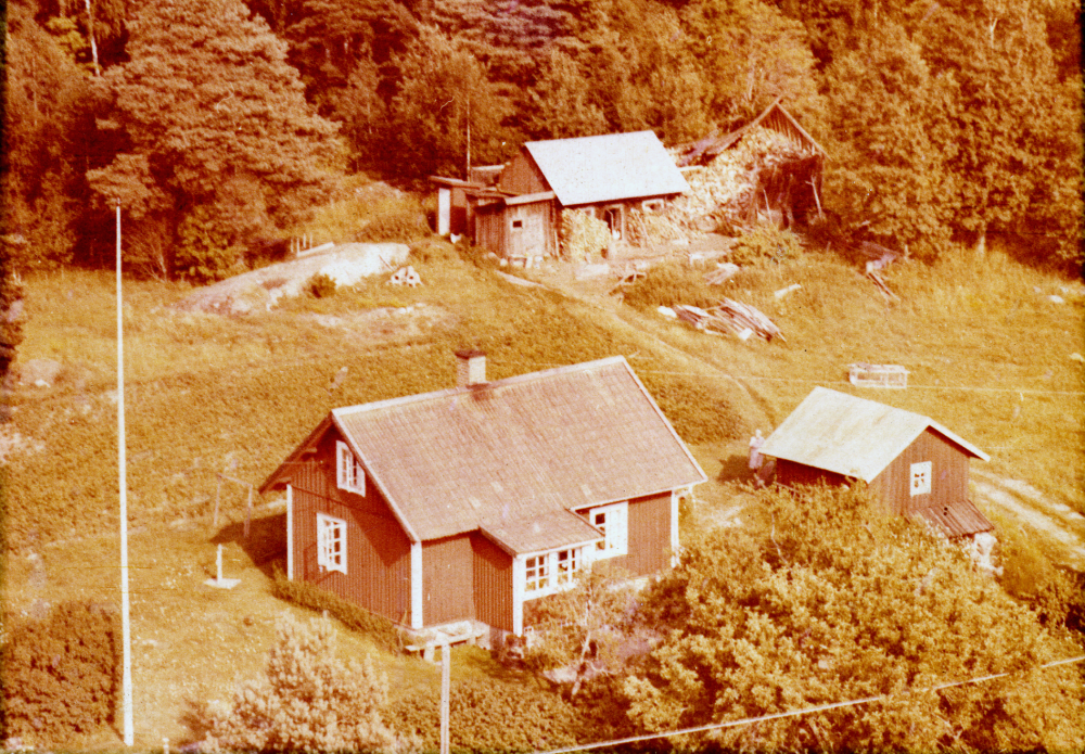 Arken i Össeby-Garn ägdes 1956-1993 av Märta och Gustav Nilsson.  2004 bor barnbarnet Peter Lagneskog i huset.  Arken ligger söder om Brottby gård vid vägen mellan Brottby och Sjöberg.  Huset längst upp inrymmer utedass, vedbod och hönshus.  T h om boningshuset är källaren med bod ovanpå för redskap och diverse