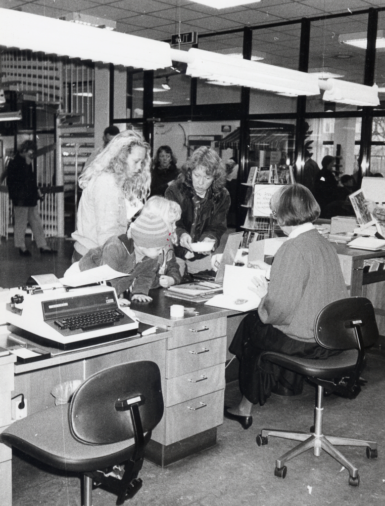 Lena Wallén i låneexpeditionen i Vallentuna bibliotek