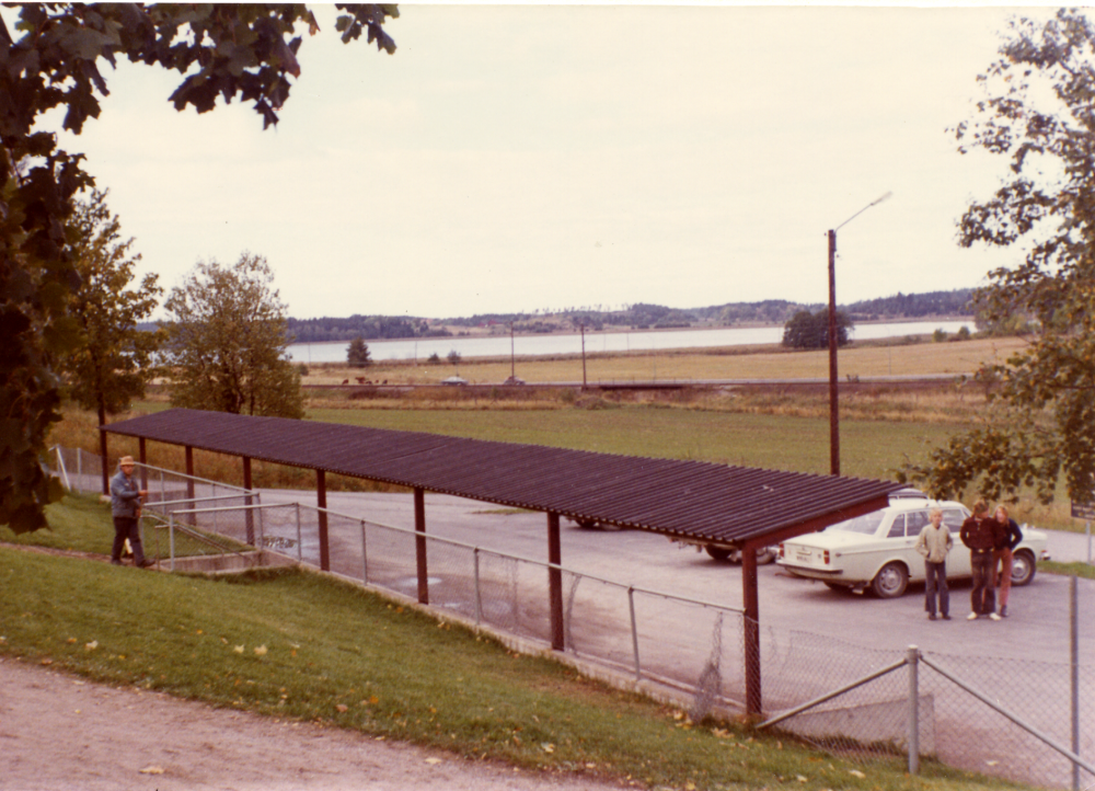 Utsiktsbild från Hjälmstaskolan mot Vallentunasjön. I förgrunden skolans parkeringsplats.