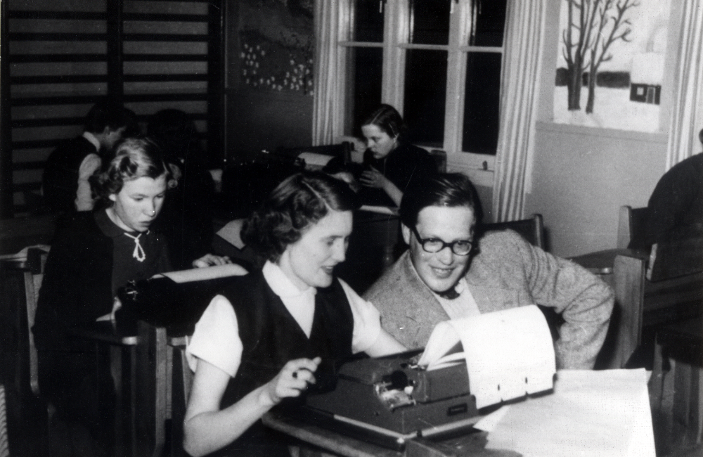 Össeby-posten framställs i Kyrkskolan i Lilla Garn.  Fr v närmast kameran Ragna Alstermark, Gunn Eriksson, mannen heter Ulf Isaksson, vid fönstret sitter Britt Pettersson