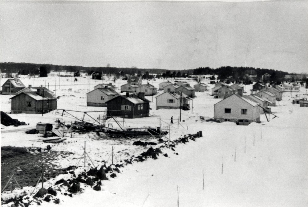 Prästgårdsgärdet bebyggs med enfamiljshus i början av 1950-talet.